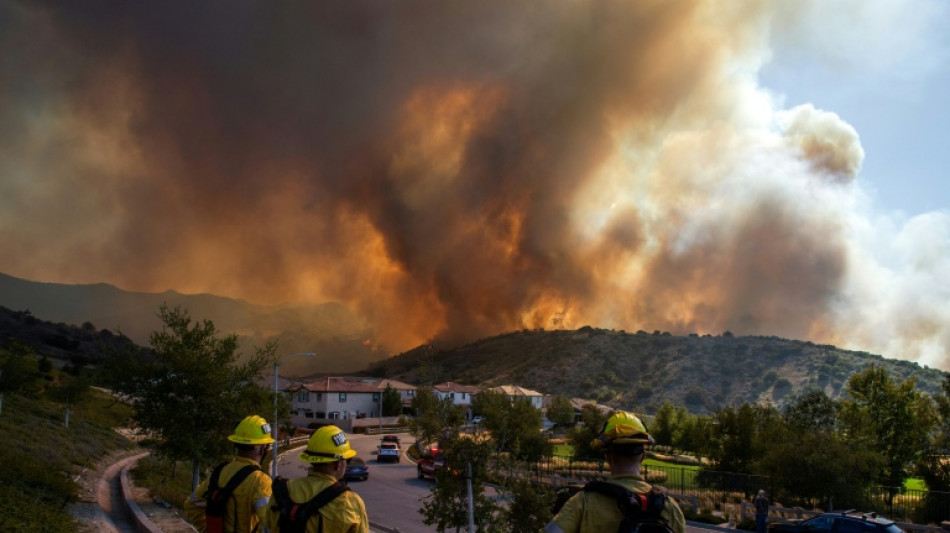 Incendio amenaza a miles de viviendas cerca de Los &Aacute;ngeles