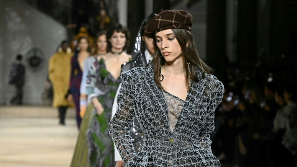 Herm&egrave;s pone de relieve el fieltro, Westwood le pone tacones a los hombres