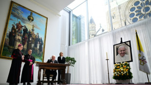 Steinmeier tr&auml;gt sich in Kondolenzbuch f&uuml;r verstorbenen Papst ein