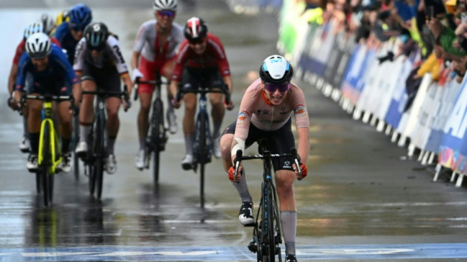 Cyclisme: Van Vleuten championne du monde malgr&eacute; sa fracture au coude
