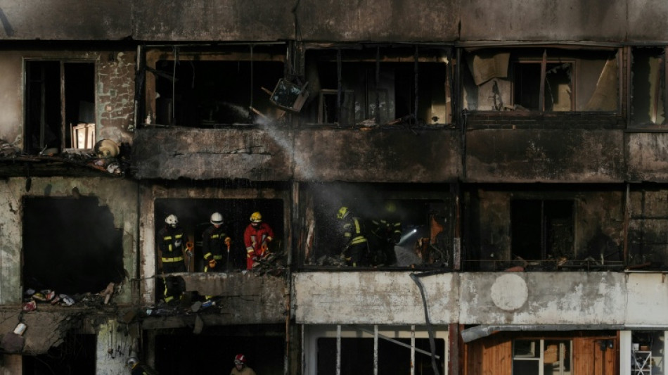 "On ne voyait plus rien": à Kiev, la fuite d'habitants d'un immeuble ravagé par un drone russe