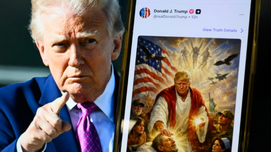 Trump borra una publicaci&oacute;n en la que se muestra como Jes&uacute;s tras la indignaci&oacute;n p&uacute;blica