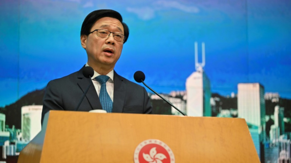 L&iacute;der de Hong Kong diz que ativistas procurados devem desistir ou viver 'com medo'