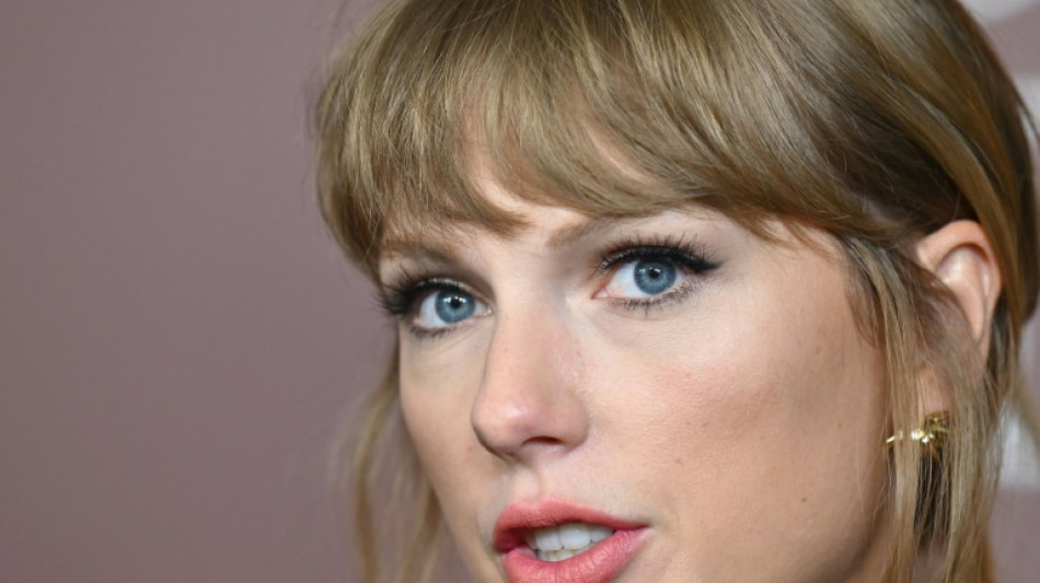 Un homme arr&ecirc;t&eacute; &agrave; New York apr&egrave;s avoir pr&eacute;cipit&eacute; sa voiture sur l'immeuble de Taylor Swift (police)
