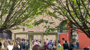 Achille Lauro firma copie nuovo album a Firenze, fan in estasi