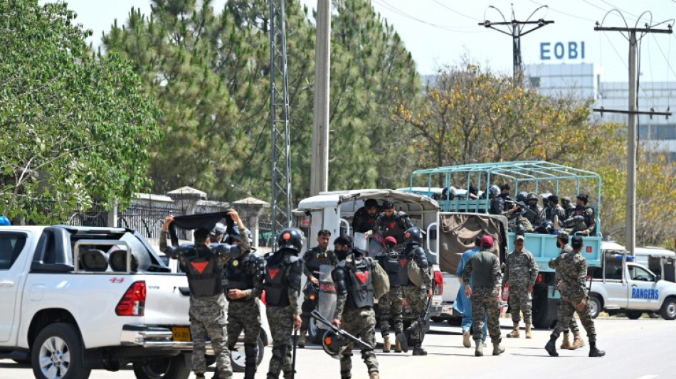 Pakistan: l'ex-Premier ministre compara&icirc;t devant un tribunal apr&egrave;s l'invalidation de son arrestation
