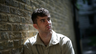 Dois jovens britânicos acusam mãe conspiracionista pela morte de irmã com câncer