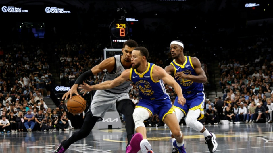 Curry's 49 points propel Warriors in 109-108 win over Spurs