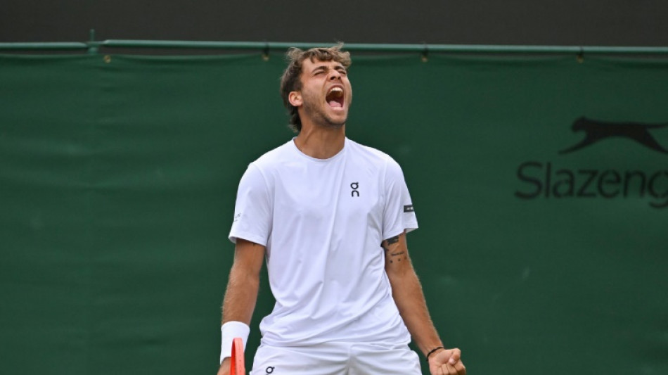 Flavio Cobolli avan&ccedil;a pela 1&ordf; vez &agrave;s quartas de final de um Grand Slam em Wimbledon