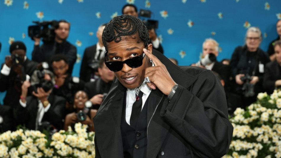 Rihanna revela sua terceira gestação em noite do Met Gala