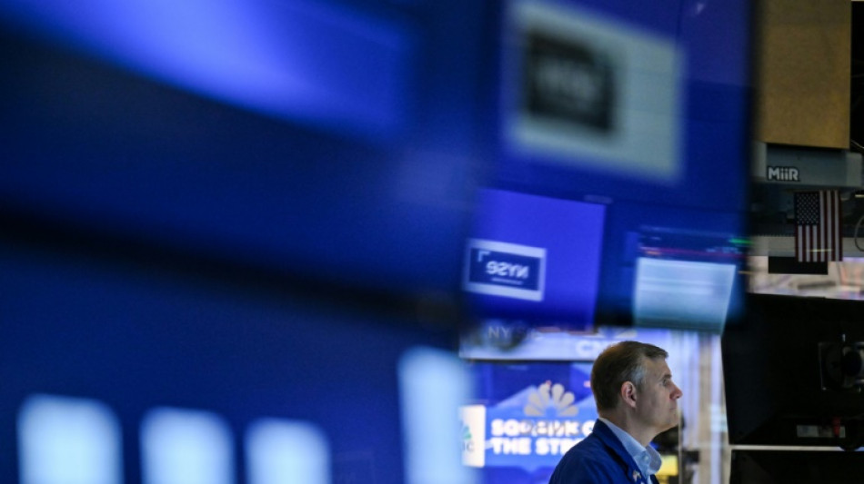 Wall Street termine en baisse, prudente avant une cascade de donn&eacute;es