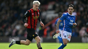 Bournemouth afasta lateral espanhol &Aacute;lex Jim&eacute;nez por enviar mensagens a menina de 15 anos