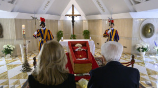 'Família' vaticana de papa Francisco presta homenagem emocionante e íntima