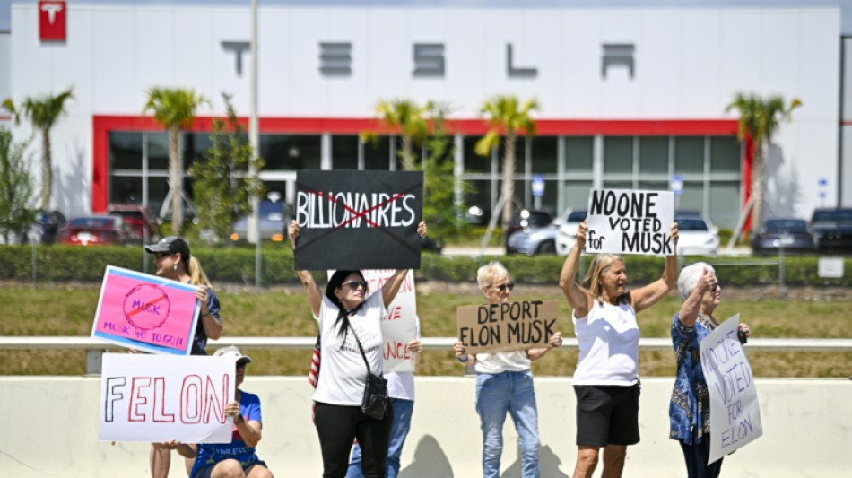 Des centaines de manifestants contre Elon Musk devant des magasins Tesla aux Etats-Unis