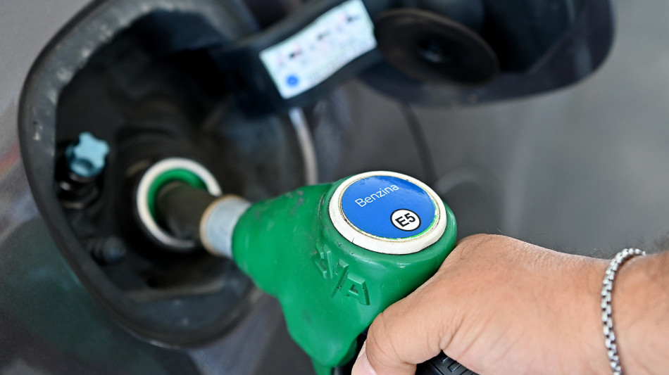 Mimit, prosegue il calo dei carburanti, sotto i 2 euro in autostrada