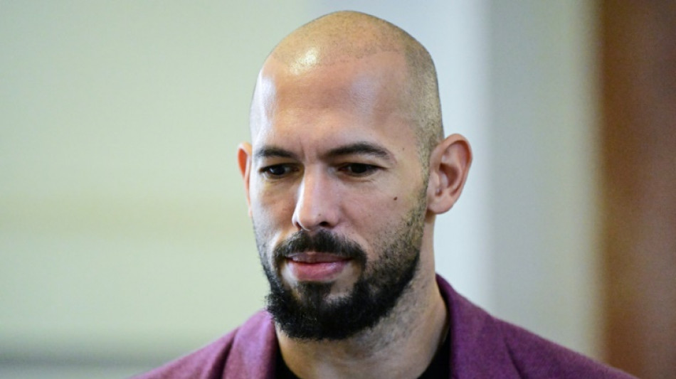 Influenciador Andrew Tate, acusado na Rom&ecirc;nia por tr&aacute;fico de pessoas, chega aos EUA