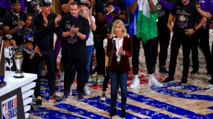 Venda do Lakers, avaliada em US$ 10 bilh&otilde;es, ser&aacute; conclu&iacute;da este ano