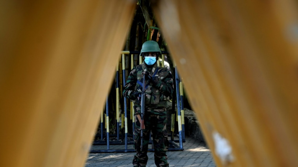 Gabinete de Sri Lanka renuncia luego de que manifestantes desafiaron el toque de queda