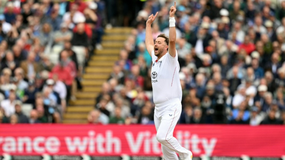 Pakistan collapse to 133 all out against England in 3rd Test