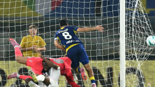 Juventus climb top in Italy with draw at Verona 