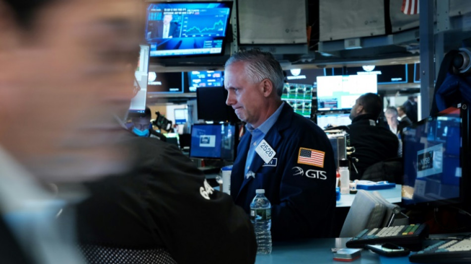 La Bourse de New York ouvre en baisse, dig&egrave;re sa r&eacute;cente vague de hausses