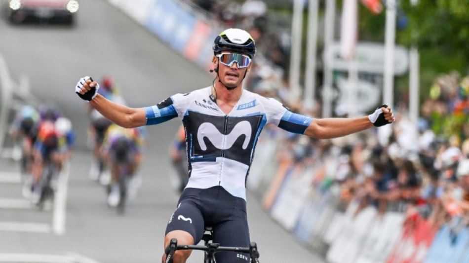 Se retira de la Vuelta el corredor que se cay&oacute; por un manifestante propalestino