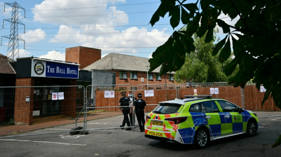 La police britannique sur le qui-vive apr&egrave;s des heurts devant un h&ocirc;tel h&eacute;bergeant des demandeurs d'asile
