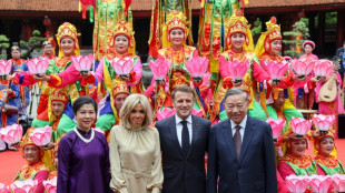 Macron desmente 'briga' viral com esposa: 'Estávamos brincando'