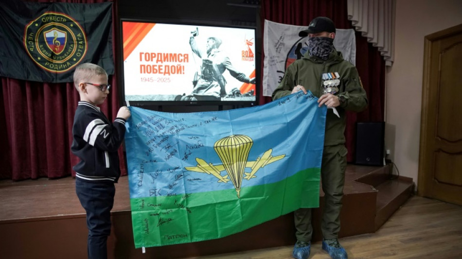 Bottes, b&eacute;rets et drapeau: en Russie, le "patriotisme" d&egrave;s le pr&eacute;au