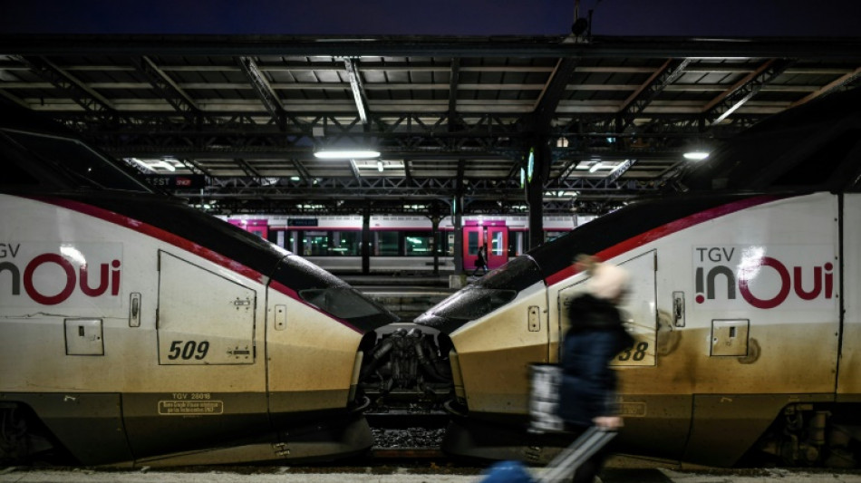 Gr&egrave;ve &agrave; la SNCF: les d&eacute;parts de No&euml;l perturb&eacute;s, l'espoir d'un accord pour le Nouvel An