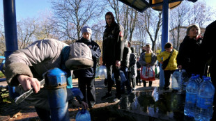 A Kiev, la "d&eacute;brouille" d'habitants priv&eacute;s d'eau et d'&eacute;lectricit&eacute;