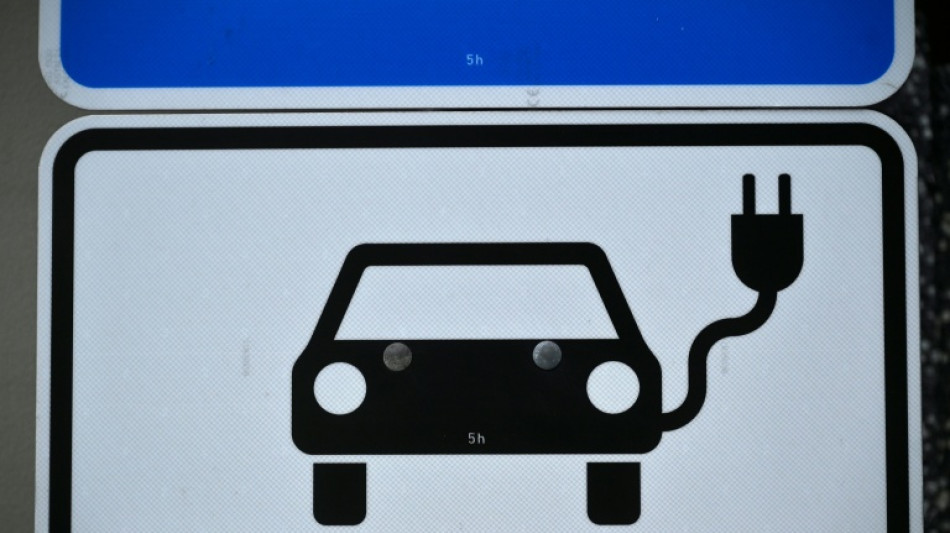 Francia y Alemania oficializan un acuerdo que ralentiza la transici&oacute;n total a los veh&iacute;culos el&eacute;ctricos