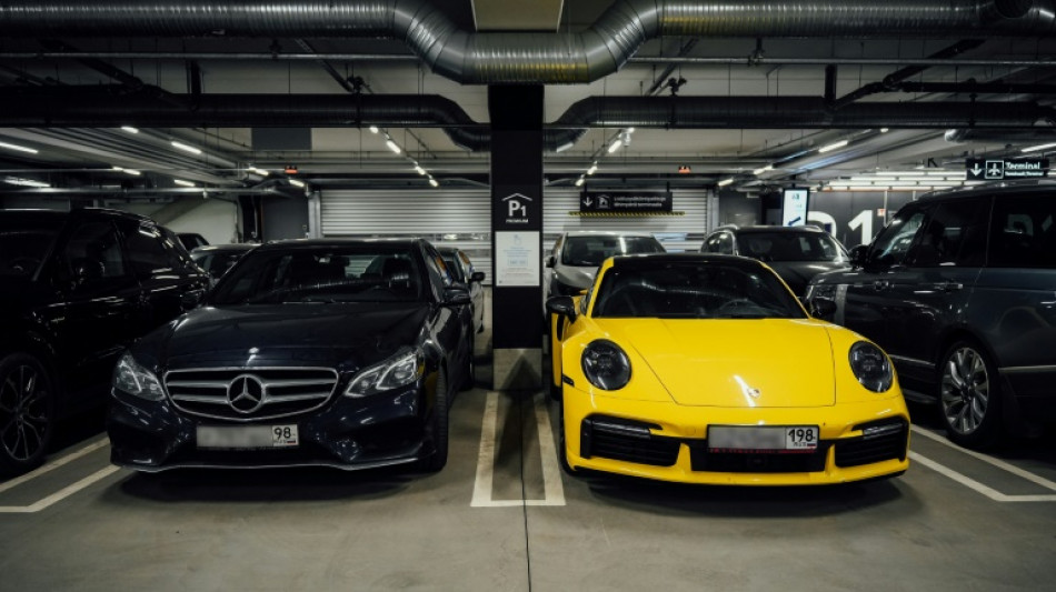 Finlande: les voitures de luxe des Russes en transit remplissent le parking de l'a&eacute;roport d'Helsinki 
