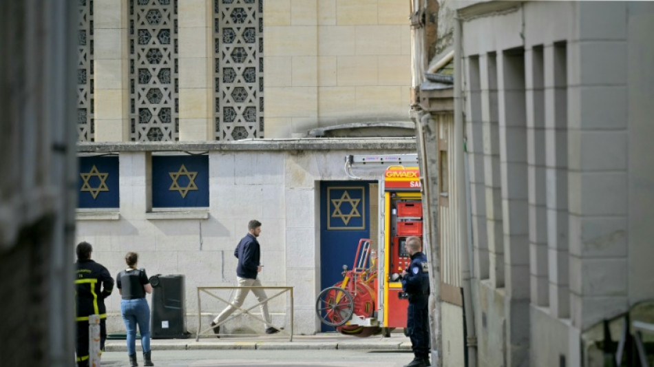 Polícia francesa mata homem armado que tentava incendiar sinagoga