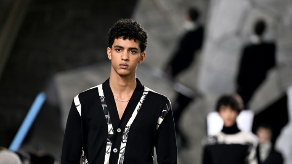 Loewe viste al hombre de cobre, esta&ntilde;o y pergamino