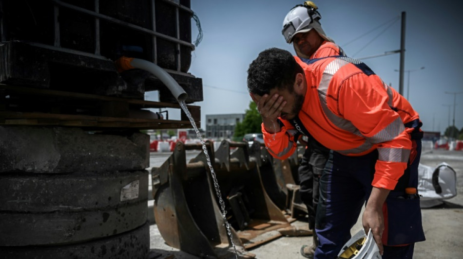 Canicule: Paris voit rouge, la France continue d'étouffer