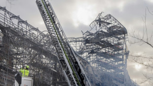 Bombeiros batalham pelo 2&ordm; dia contra inc&ecirc;ndio no pr&eacute;dio da antiga Bolsa de Copenhague