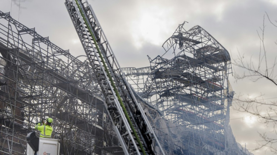 Fachada da antiga Bolsa de Valores de Copenhague desaba ap&oacute;s inc&ecirc;ndio