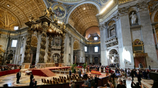 Com lágrimas e paciência, fiéis dão adeus ao papa Francisco