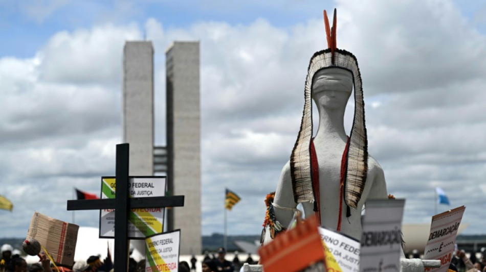 Miles de ind&iacute;genas brasile&ntilde;os exigen al Congreso que proteja sus tierras