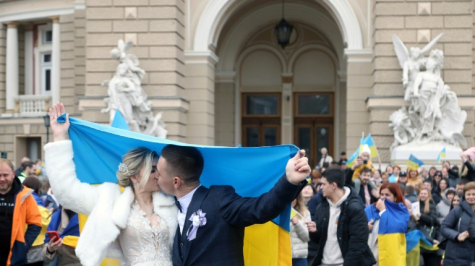 Dans Kherson lib&eacute;r&eacute;e, les Ukrainiens d&eacute;minent, r&eacute;parent et enqu&ecirc;tent sur des "crimes" russes