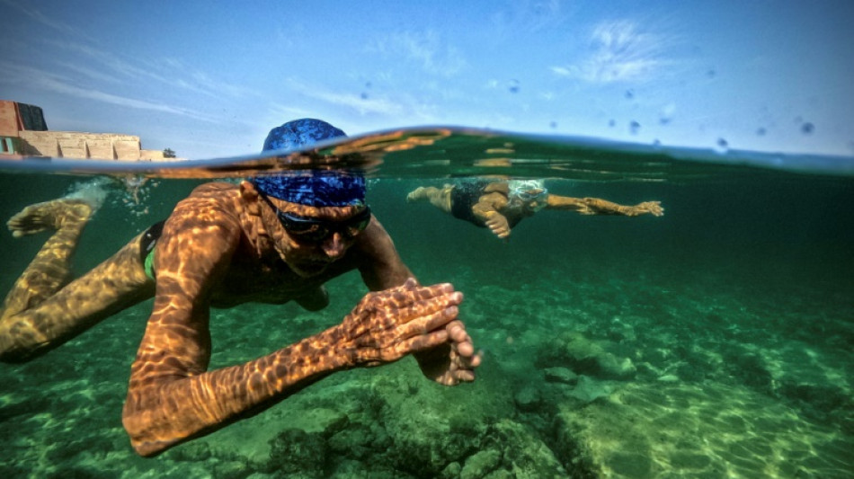 En Cuba, los adultos mayores desaf&iacute;an la vejez a nado