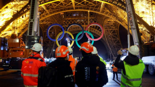 Par&iacute;s retira os an&eacute;is ol&iacute;mpicos da Torre Eiffel