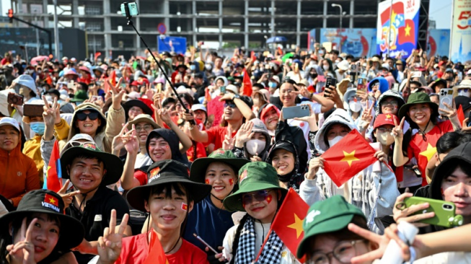 "Magnifique leçon": les jeunes Vietnamiens conquis par la parade des 50 ans de la chute de Saïgon