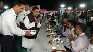 Reichster Mann Indiens l&auml;dt 50.000 Bewohner seiner Heimatstadt zum Essen ein