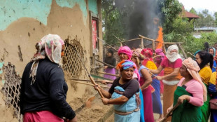 Grupo feminino incendeia casas de suspeitos de for&ccedil;ar duas mulheres a andar nuas na &iacute;ndia