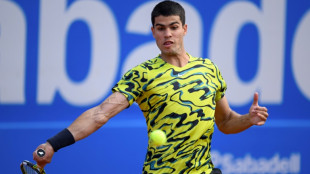 Alcaraz vence Davidovich e vai &agrave;s semis do ATP 500 de Barcelona; Tsitsipas tamb&eacute;m avan&ccedil;a