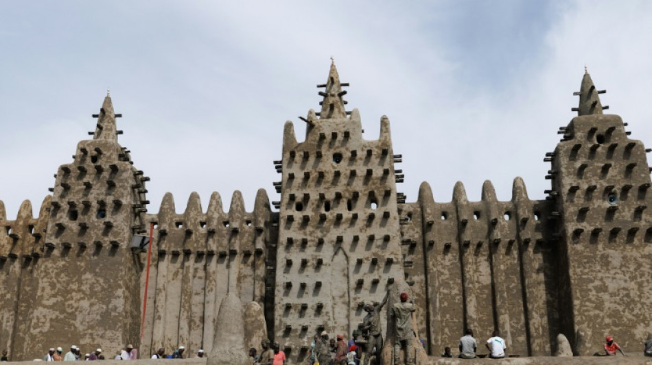 Des milliers de Maliens recrépissent l'iconique mosquée de Djenné