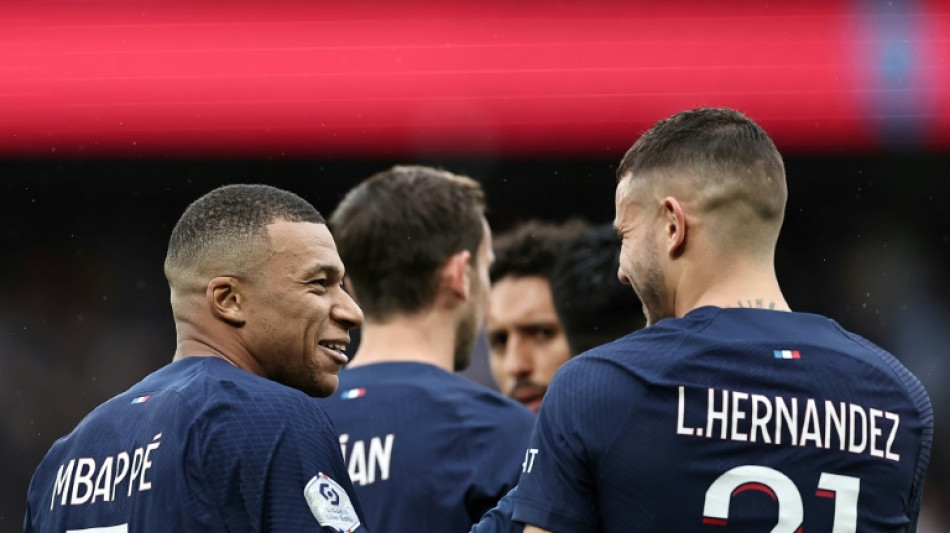 PSG vence Strasbourg (3-0) e &eacute; l&iacute;der provis&oacute;rio da Ligue 1
