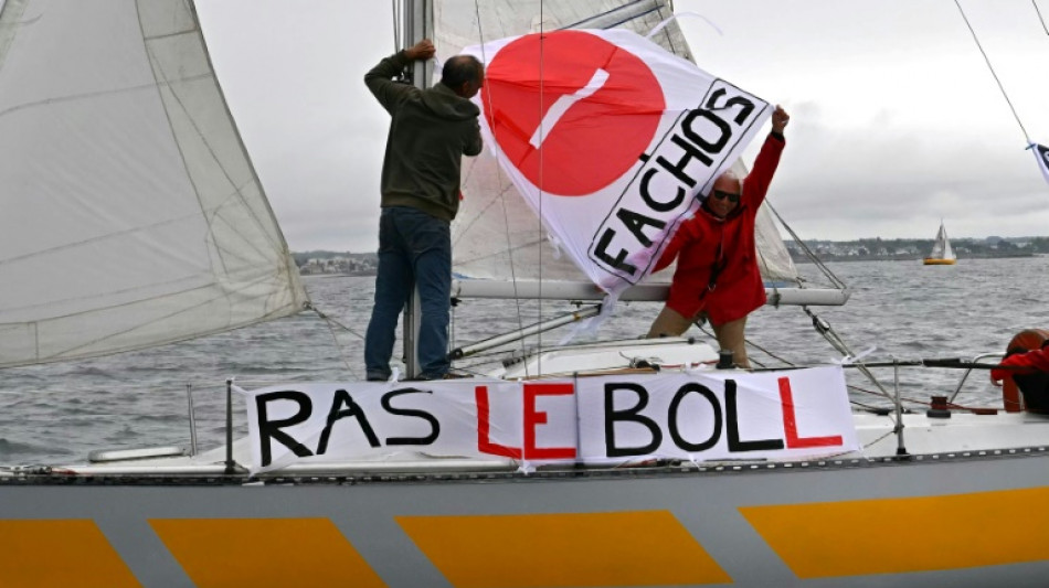En Bretagne, une manifestation maritime et terrestre contre "l'empire Bollor&eacute;"
